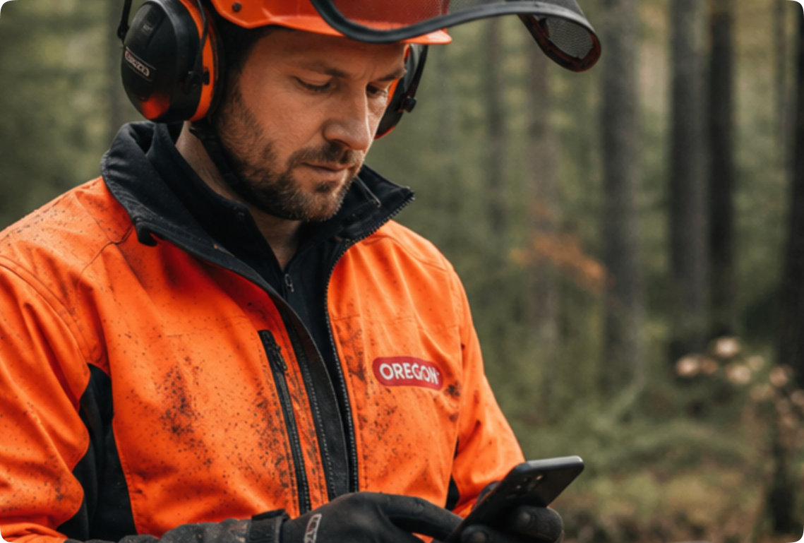 Une personne échange avec l’assistant sur son smartphone